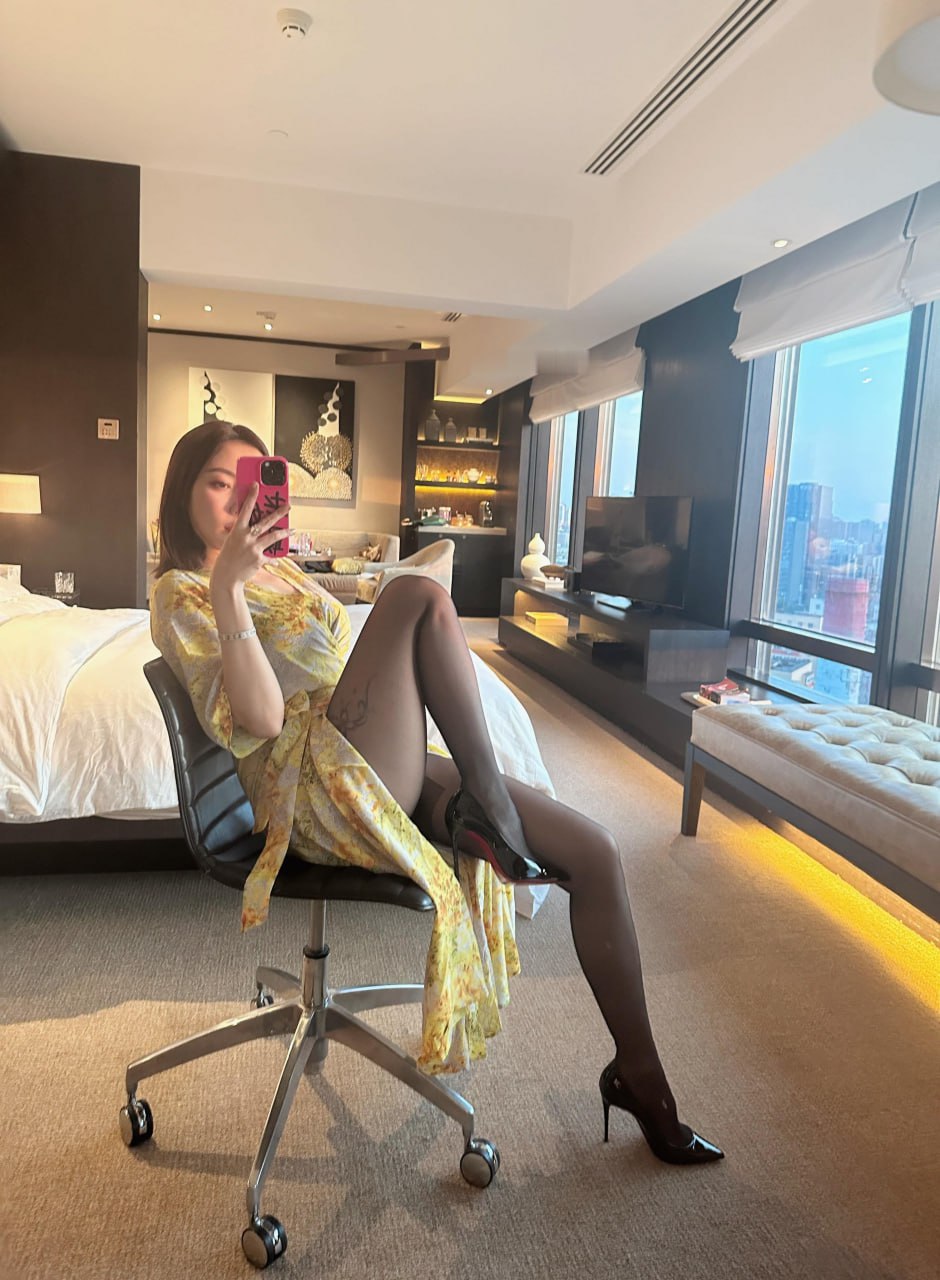果儿Victoria – 黄色战袍 [23P]套图库-美女套图库-精美私房套图库套图库站
